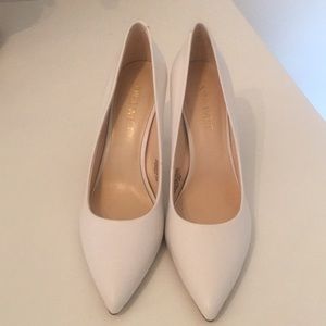 New Nine West 5M white pumps